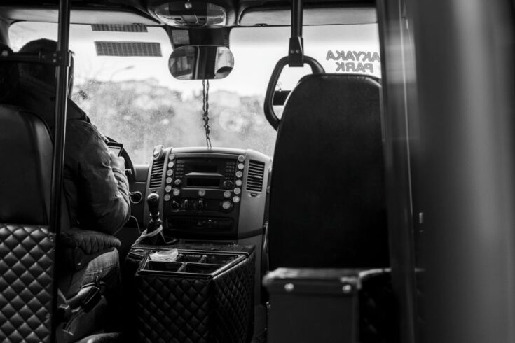 Een buschauffeur die een bus bestuurt, met een focus op transport en openbaar vervoer bij Allroad.