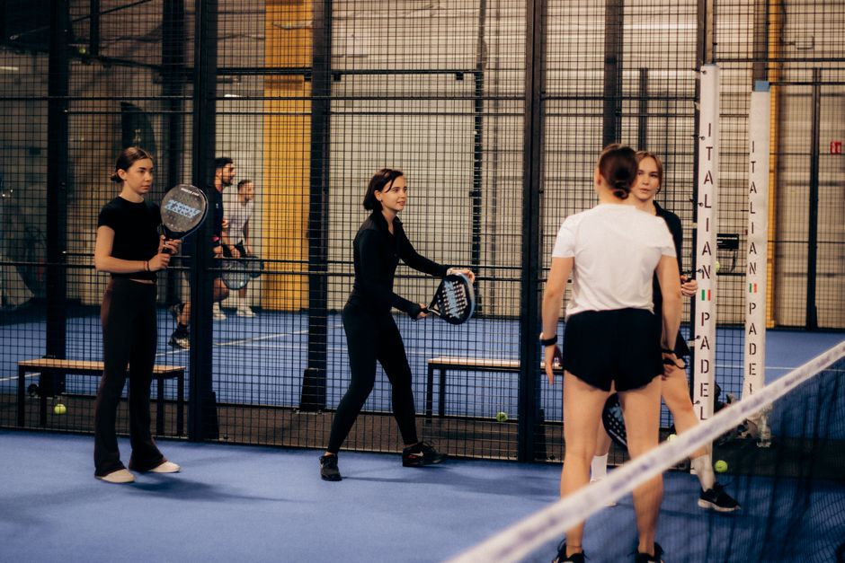 Druppelvormige padelrackets in verschillende kleuren en ontwerpen, perfect voor spelers die hun spel willen verbeteren.