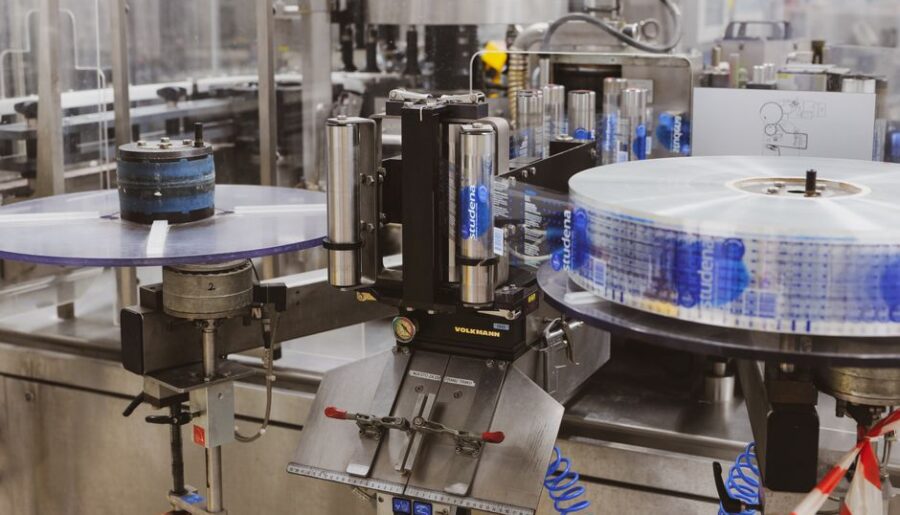 Moderne verpakkingsmachines in de voedingsmiddelenindustrie verhogen de efficiëntie en verbeteren de productkwaliteit.