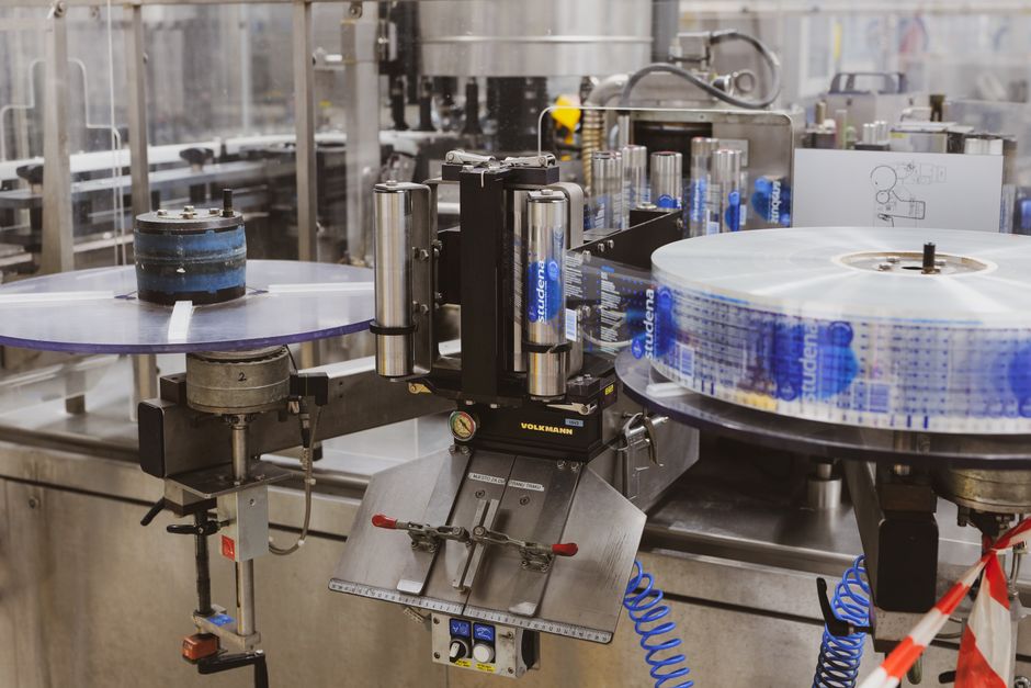 Moderne verpakkingsmachines in de voedingsmiddelenindustrie verhogen de efficiëntie en verbeteren de productkwaliteit.